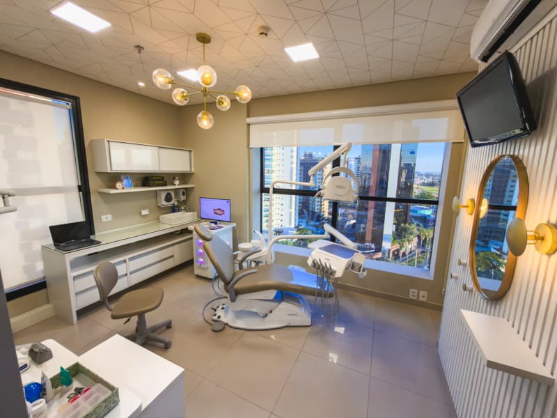 Segunda sala de atendimento com cadeira odontológica