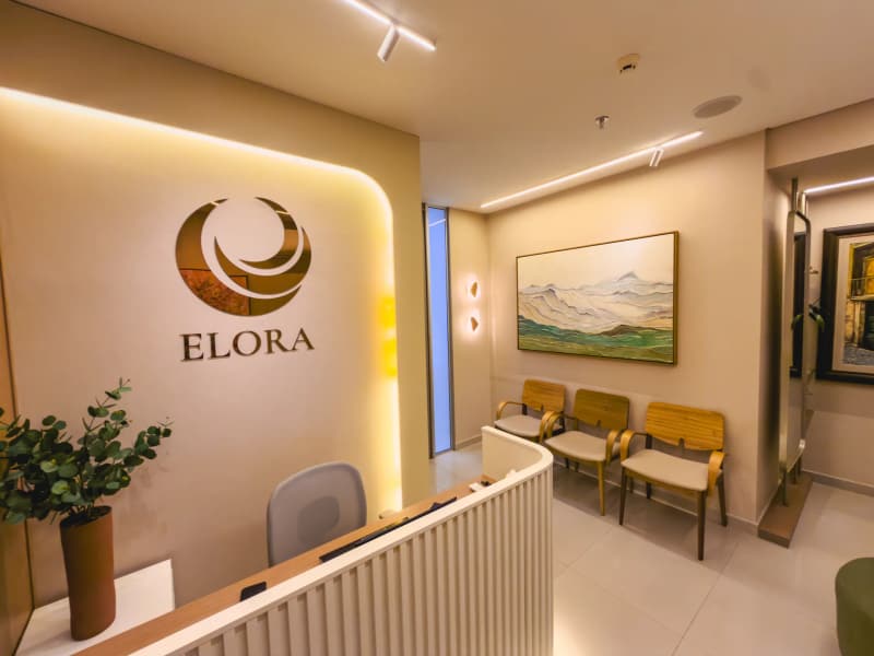 Balcão da recepção com o logotipo da Elora