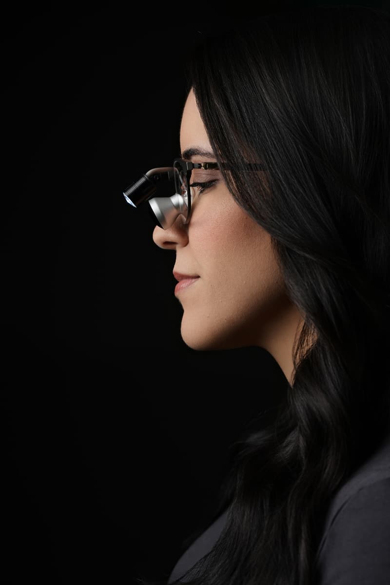 Dra. Rafaela Lantyer de perfil, com lupa odontológica